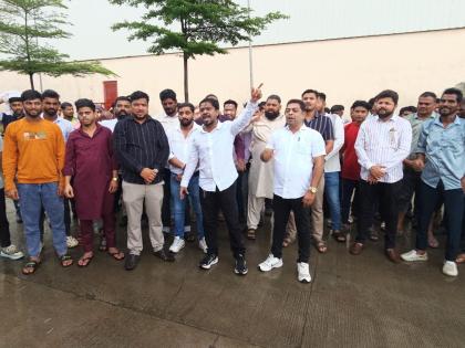 Locals protest in heavy rain; Locals are troubled by the arbitrary administration of Mathadi Union | भर पावसात स्थानिक भूमीपुत्रांचे आंदोलन; माथाडी युनियनच्या मनमानी कारभाराचा स्थानिकांना त्रास