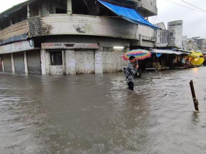 first rain caused a drain hole up to three feet of water entered the shop in bazar peth in bhiwandi | भिवंडीत पहिल्याच पावसाने केली नालेसफाईची पोलखोल, बाजारपेठेत दुकानांमध्ये शिरले तीन फुटांपर्यंत पाणी 