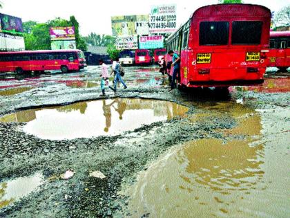 Bhiwandi ST departs in the pit | भिवंडी एसटी आगार गेले खड्ड्यात