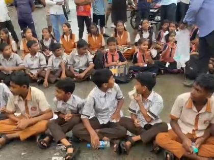 Tired of the usual traffic jams in Bhiwandi students took to the streets The school was built on the street | भिवंडीत नेहमीच्या वाहतूक कोंडीला कंटाळून विद्यार्थी उतरले रस्त्यावर; रस्त्यावरच भरवली शाळा