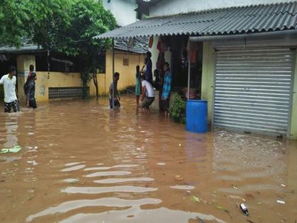 Floods of Tansa river in Bhiwandi, rain water generated in houses | भिवंडीतील तानसा नदीला आला पूर, घरांमध्ये शिरलं पावसाचं पाणी