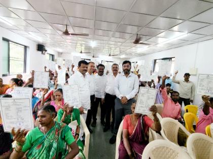 Distribution of Forest Right Lease Certificates to tribal brothers in Bhiwandi | भिवंडीत आदिवासी बांधवांना वनहक्क पट्टे प्रमाणपत्राचे वितरण