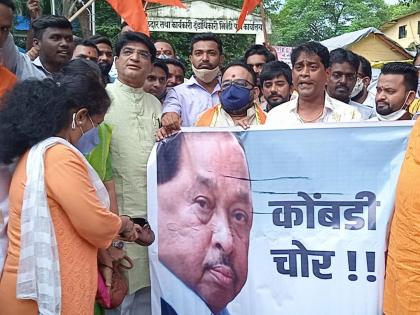 shiv sena women activists protest against narayan rane in bhiwandi | भिवंडीत कोंबडी चोर म्हणत राणेंच्या फोटोला शिवसेनेच्या महिला कार्यकर्त्यांनी मारल्या चपला 