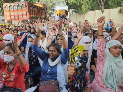 Thalinad protest in front of the provincial office of the contract workers of the National Civil Health Mission Scheme in Bhiwandi | भिवंडीत राष्ट्रीय नागरी आरोग्य अभियान योजनेतील कंत्राटी कामगारांचे प्रांत कार्यालयासमोर थाळीनाद आंदोलन