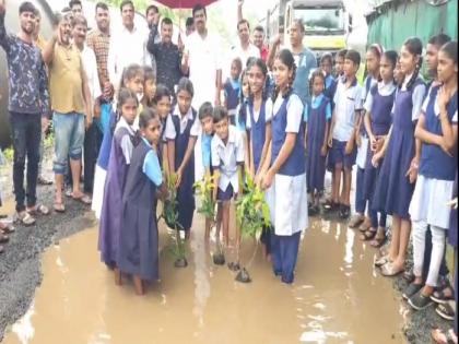 in bhiwandi movement of shiv Sena ubhata group in dhamangaon vadpe chinchwali road | भिवंडीतील धामणगाव वडपे चिंचवली रस्त्यात शिवसेना उबाठा गटाचे आंदोलन; विद्यार्थ्यांच्या हस्ते वृक्षारोपण 