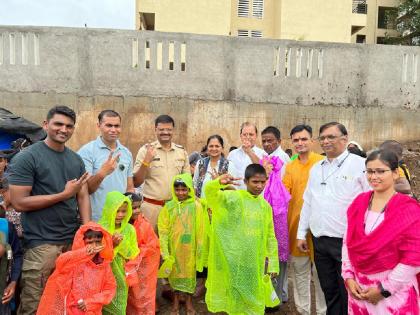 Distribution of raincoats to students brought into stream of education in Bhiwandi | भिवंडीत शिक्षणाच्या प्रवाहात आणलेल्या विद्यार्थ्यांना रेनकोट वितरण