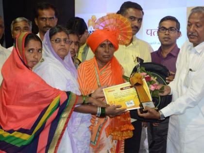  Environmental Promotion Award for Sarpanch Smita Bhamre | सरपंच स्मिता भामरे यांना पर्यावरण संवर्धन पुरस्कार