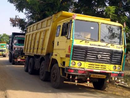 They went to catch the theft of sand and brought a ballast truck | रेतीची चोरी पकडायला गेले अन् गिट्टीचे ट्रक घेऊन आले..