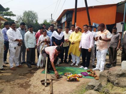 Bhumi Pujan of the road at the hands of MLA Subhash Bhoyir at Kalyan Rural | कल्याण ग्रामीणमध्ये आमदार सुभाष भोईर यांच्या हस्ते रस्त्यांचे भूमिपूजन  