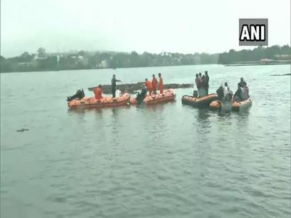 11 dead, five rescued after boat capsizes during Ganesh immersion in Bhopal | विसर्जनालाच गणेश भक्तांवर विघ्न; भोपाळमध्ये बोट उलटून 11 जणांना जलसमाधी