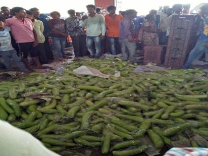 Nashik Market Committee: farmers have not received any market price because they did not get the market price | नाशिक बाजारसमिती : बाजारभाव न मिळाल्याने शेतकऱ्यांनी फेकला भोपळा