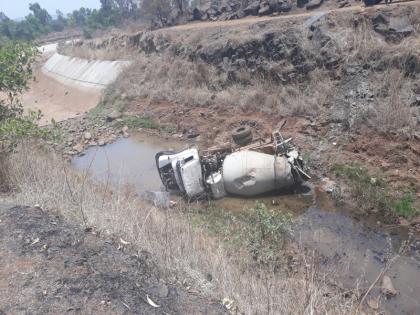 Cement concrete mixer fall down in the canal, one person death | भोर येथे दगड चुकविण्याच्या प्रयत्नात सिमेंट काँक्रिटचा मिक्सर कालव्यात,एक जण जागीच ठार