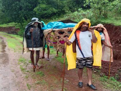Outrageous incident in Bhor! Woman suffers paralysis; due to lack of road, leaves field and walks 3 km to hospital | भोरमधील संतापजनक घटना! महिलेला पॅरालिसिसचा झटका; रस्ता नसल्याने डालात टाकून ३ किमीची पायपीट करत रुग्णालयात Outrageous incident in Bhor! Woman suffers paralysis; due to lack of road, leaves field and walks 3 km to hospital | भोरमधील संतापजनक घटना! महिलेला पॅरालिसिसचा झटका; रस्ता नसल्याने डालात टाकून ३ किमीची पायपीट करत रुग्णालयात