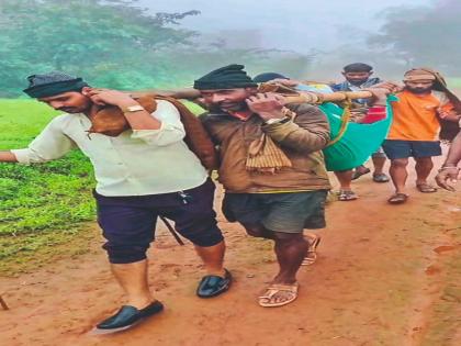 pune news Incident at Waghmachiwadi in Bope village of Bhor taluka, taken to hospital after trampling through mud | ७९ वर्षांच्या स्वातंत्र्यानंतरही रस्ता नाही; जखमी वृद्धाला झोळीत टाकून ३ किमी पायपीट