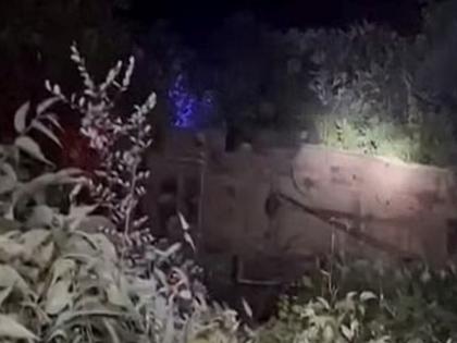 Mini bus fell into 50 feet gorge in Bhor Ghat; Driver killed, nine passengers injured | भोर घाटात ५० फूट दरीत मिनी बस कोसळली; चालकाचा मृत्यू, नऊ प्रवासी जखमी