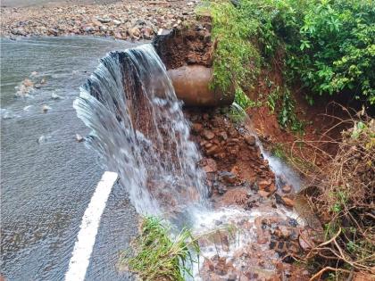 the work of clearing the road has started In Bhuibawda Ghat | ढगफुटीसदृश्य पावसामुळे भुईबावडा घाटात रस्त्याला भगदाड, कोसळलेल्या दरडी हटविण्याचे काम सुरु 