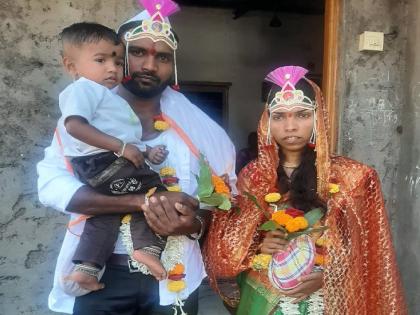 Unmarried Dira married widow Bhavjayi in Bhudargad Kolhapur district | रूढी-परंपरेच्या तोडल्या बेड्या, अविवाहित दिराने बांधली विधवा भावजयीशी लग्नगाठ