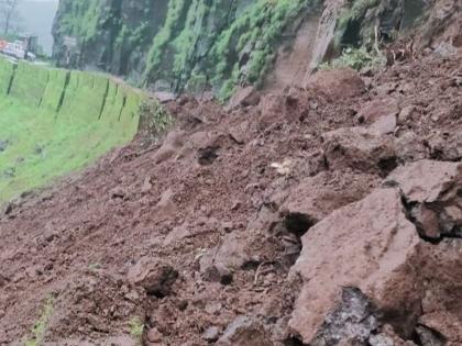 Sindhudurg: Bhuibawda Ghat collapses, Kharepatan-Gaganbawda road blocked | Sindhudurg: भुईबावडा घाटात दरड कोसळली, खारेपाटण-गगनबावडा मार्गावरील वाहतूक ठप्प