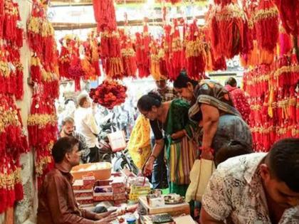 in mumbai as soon as the rain subsides wholesale traders rush to buy rakhi in bhuleshwar market | पाऊस कमी होताच, भुलेश्वर मार्केटमध्ये राख्या खरेदीला उधाण; घाऊक व्यापाऱ्यांची लगबग