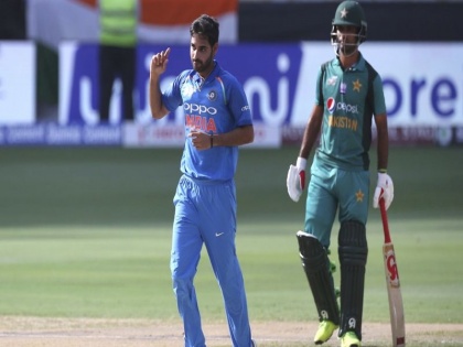 Asia Cup 2018: Bhuvneshwar kumar Cuts Cake With Sword to Celebrate Emphatic Win Over Pakistan | Asia Cup 2018: तलवारीने केक कापून भुवनेश्वरने साजरा केला पाकविरुद्धच्या विजयाचा आनंद 