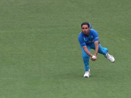 India vs Australia 3rd ODI: wonderful catch by Bhuvneshwar Kumar | India vs Australia 3rd ODI : भुवनेश्वर कुमारचा 'तो' अफलातून कॅच पाहिलात का?