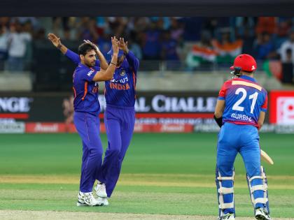 Bhuvneshwar Kumar swings match to Team India side with taking 5 wickets in 4 Runs Afghanistan batting tumble down | Bhuvneshwar Kumar, Asia Cup 2022 IND vs AFG: स्विंग इज किंग! भुवनेश्वर कुमारचा अफगाणिस्तानला जोरदार 'पंच'