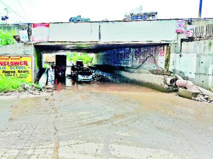 Vehicular discovery of vehicles in subways; The result of the height of the height of the bridge | भुयारी मार्गात वाहनांचा होतोय खोळंबा; पुलाची उंची कमी असल्याचा परिणाम