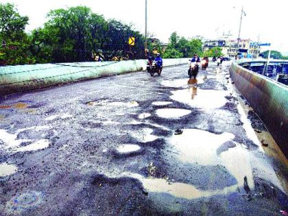 Pits on flyovers in Bhiwandi | भिवंडीतील उड्डाणपुलांवर खड्डे