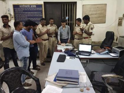 Love of the police by the Byculla police; The gift given to the stolen motorcycle | पोलिसांचे खाकीतले प्रेम... भायखळ्यात तक्रारदाराचा केला वाढदिवस साजरा