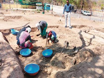 As the soil cleared away, the remains of the stone became visible; What else is hidden in the Bibi ka Maqbara area? | माती हटताच, दगडाचे अवशेष दिसू लागले; बीबी का मकबरा परिसरात आणखी काय दडलंय?