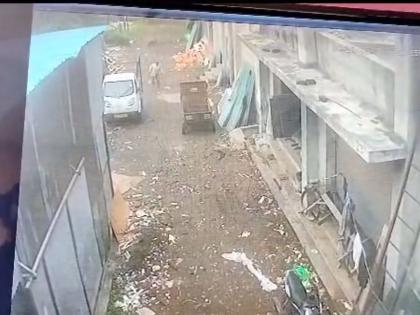 A leopard attacked a laborer in Hingana area, two were injured horrible cctv Video out | थरकाप उडविणारा Video! हिंगणा परिसरात बिबट्याचा मजुरावर हल्ला, दोघे जखमी