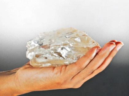 a diamond the size of a palm, weighing a whopping 2,500 carats! Second sweetest diamond ever | अबब... तळहाताएवढा हिरा, तब्बल 2,500 कॅरेटचा! आतापर्यंतचा दुसरा सर्वात माेठा