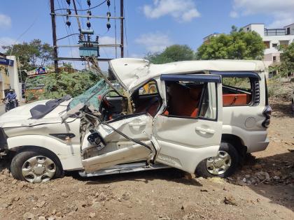 Terrible accident on Pune-Solapur highway, Eicher hit by jeep; One dead, nine injured | पुणे-सोलापूर महामार्गावर भीषण अपघात, आयशरला जीपची धडक; एकाचा मृत्यू, नऊजण जखमी