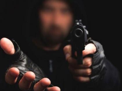 Bank robbery in broad daylight, money snatched at gunpoint, but employees showed courage and... | दिवसाढवळ्या बँकेवर दरोडा, बंदुकीच्या धाकावर हिसकावू लागला पैसे, पण कर्मचाऱ्यांनी हिंमत दाखवली आणि...  