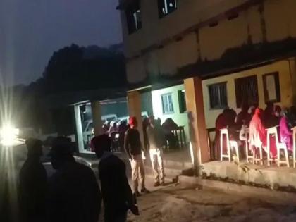 bihar board 12 th exam government failed on the first day itself the examination till 8 pm by lighting the lights of the vehicles | दिव्याखाली अंधार! कारच्या हेडलाइटवर ४०० विद्यार्थ्यांनी दिली १२ वीची परीक्षा