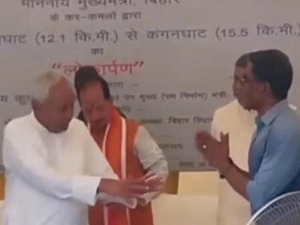 Bihar CM Nitish Kumar asked the project engineer to complete the work soon | ‘तुमच्या पाया पडतो, पण कामे लवकर पूर्ण करा’; नितीश कुमारांची अभियंत्याला विनंती