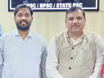 faizal Khan Sir, who went viral on social media, will contest elections met AAP's Sanjay Singh | सोशल मीडियावर व्हायरल झालेले खान सर निवडणूक लढवणार?,'आप'च्या संजय सिंह यांची भेट घेतली faizal Khan Sir, who went viral on social media, will contest elections met AAP's Sanjay Singh | सोशल मीडियावर व्हायरल झालेले खान सर निवडणूक लढवणार?,'आप'च्या संजय सिंह यांची भेट घेतली