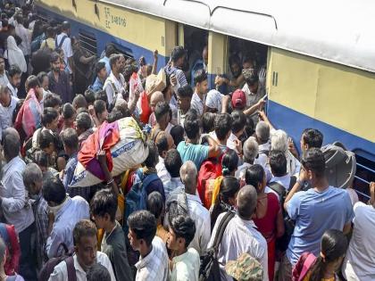 मुंबईहून बिहारला जाणाऱ्या ट्रेनमध्ये खचाखच गर्दी; धावत्या रेल्वेतून ३ प्रवाशी पडले, २ मृत्यू