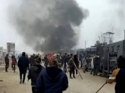 bihar buxar farmers lathi charge burnt police vehicles ruckus over compensation | बिहारच्या बक्सरमध्ये शेतकऱ्यांवर लाठीचार्ज, पोलिसांची वाहने जाळली, नुकसान भरपाईवरून गोंधळ