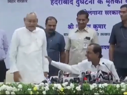 Bihar CM Nitish Kumar and Telangana CM KCR Press Conference Viral Video: KCR said- 'Netaji please sit down' | KCR म्हणाले- 'नेताजी तुम्ही प्लीज बसा', नितीश कुमारांनी एक नाही ऐकलं अन्...