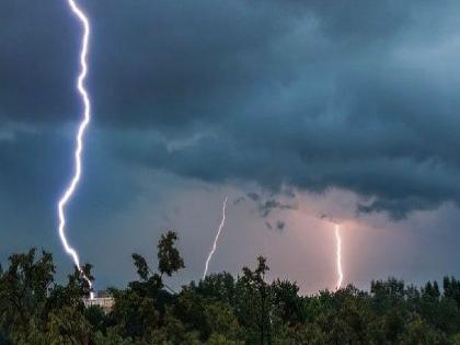 Two killed, one seriously injured in lightning strike | झाडाखाली आश्रय घेणे बेतले जीवावर; वीज कोसळून दोघांचा मृत्यू, एक गंभीर