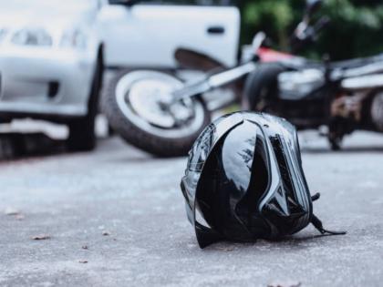 The entire family was riding a bike; Tempo hits them, woman dies, 2 children injured | दुचाकीवरून संपूर्ण कुटुंब चाललं होतं; टेम्पोची धडक, महिलेचा मृत्यू, २ लहान मुले जखमी The entire family was riding a bike; Tempo hits them, woman dies, 2 children injured | दुचाकीवरून संपूर्ण कुटुंब चाललं होतं; टेम्पोची धडक, महिलेचा मृत्यू, २ लहान मुले जखमी