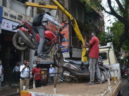 In Nana Peth, Pune, in a towing van with a two-wheeler | पुण्यातील नाना पेठेत दुचाकीस्वार गाडीसकट थेट टोईंग व्हॅनमध्ये