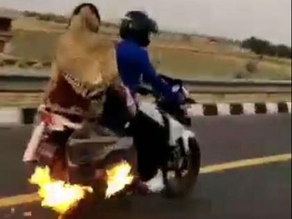 uttar pradesh big accident averted as bike riders get off their ablaze vehicle in time in etawah | उत्तर प्रदेशात 'बर्निंग बाईक'चा थरार, पोलिसांमुळे दुर्घटना टळली