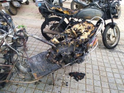 Two-wheelers were set on fire in Pandavanagar society | पांडवनगरीच्या सोसायटीत उभ्या असलेल्या दुचाकींना लावली आग