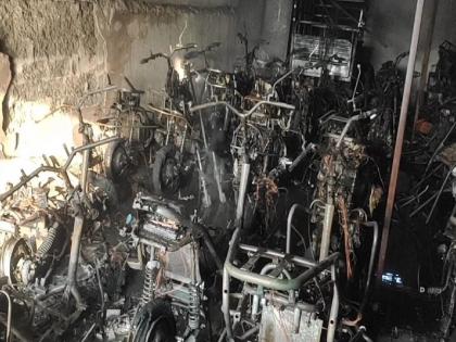 electric bike warehouse fire due to short circuit in Ichalkaranji | इचलकरंजीत इलेक्ट्रिक गाड्यांच्या गोडावूनला शॉर्टसर्किटने आग, लाखोचे नुकसान