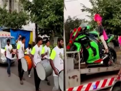 The youth of Kolhapur bought a bike worth 21 lakhs, took out a procession in the middle of the night | चर्चा तर होणारच! कोल्हापूरच्या पठ्ठ्याने घेतली २१ लाखाची बाईक, वाजतगाजत काढली मिरवणूक