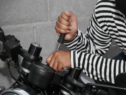 Even after locking the handle of the bike, how is it stolen? Use extra locks for security | दुचाकीचे ‘हॅंडल लॉक’केल्यानंतरही चोरी कशी? सुरक्षिततेसाठी अधिकचे लॉक वापराच