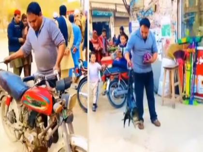 Funny Video : You will shock seeing such theft only the handle of the bike was left | VIDEO : बाइकची अशाप्रकारची चोरी तुम्ही पाहिली नसेल, बघून कपाळावर मारून घ्याल हात...