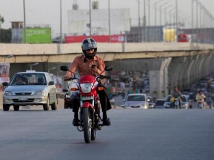 Can you talk to your girlfriend even if you park the bike on the side | बाईक बाजूला उभी करूनही मैत्रिणीशी बोलता येईल की भावा!